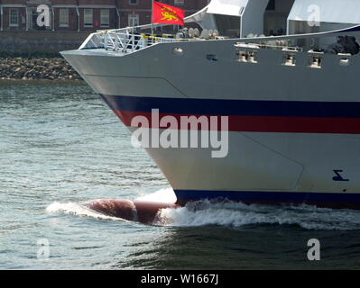 AJAXNETPHOTO. PORTSMOUTH, Inghilterra. - Nave - prua prua a bulbo e la prua porta del grande e moderno per passeggeri e auto roll-on roll-off cross channel ferry. Foto:JONATHAN EASTLAND/AJAX REF:41705 261 Foto Stock