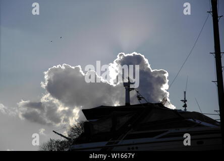 AJAXNETPHOTO. Novembre, 2010. SOUTHAMPTON, Inghilterra - cielo autunnale - CUMULUS CLOUD fronti e si avvicina al sud ovest di gale. Foto:JONATHAN EASTLAND/AJAX REF:CX X1811 3000 Foto Stock