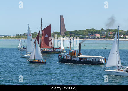 Antivento in pelo parade, 125. Kiel Week, Laboe, Kiel, Schleswig-Holstein, Germania Foto Stock