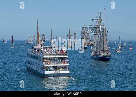 Antivento in pelo parade, 125. Kiel Week, Kiel, Schleswig-Holstein, Germania Foto Stock