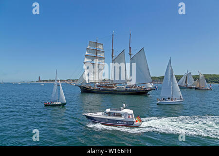 Antivento in pelo parade, 125. Kiel Week, Laboe, Kiel, Schleswig-Holstein, Germania Foto Stock