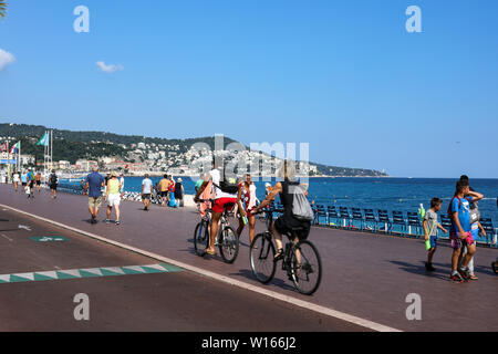 Persone che passeggiano e escursioni in bicicletta sulla Promenade des Anglais di Nizza, Francia Foto Stock