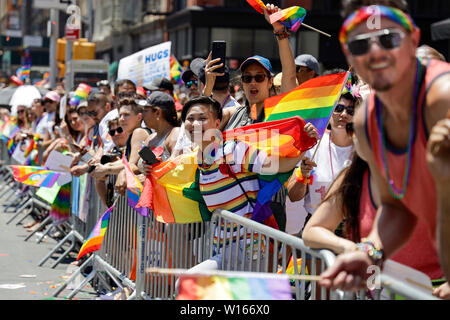 New York, Stati Uniti d'America. Il 30 giugno, 2019. Spettatori guarda il 2019 New York City Pride Parade in New York, Stati Uniti, il 30 giugno 2019. Migliaia di persone hanno preso parte all'orgoglio annuale celebrazione del cinquantesimo anniversario di Stonewall Uprising qui di domenica. Credito: Li Muzi/Xinhua/Alamy Live News Foto Stock