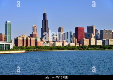 Chicago, Illinois, Stati Uniti d'America. Una porzione dello skyline della città dominata dal sud del Loop Willis Tower (formerly Sears Tower). Foto Stock