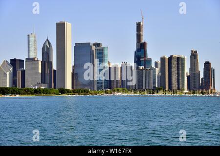 Chicago, Illinois, Stati Uniti d'America. Porzione della skyline dominato da tre edifici più alti a sinistra, Trump Tower, due Prudential Plaza e il centro di Aon. Foto Stock