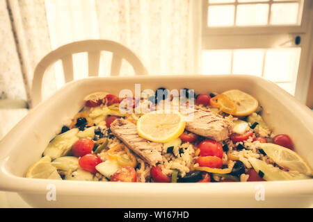 Riso con insalata di verdure fresche e grigliate di sgombro Foto Stock