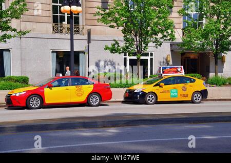 Chicago, Illinois, Stati Uniti d'America. I taxi in attesa in una coda lungo Michigan Avenue al Conrad Hilton Hotel & Towers. Foto Stock