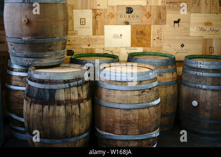Darmstadt, Germania - 02 dicembre, 2017: deposito di un mercante di vino con i barili di legno e scatole di legno di vari tipi di vino su dicembre 02, Foto Stock