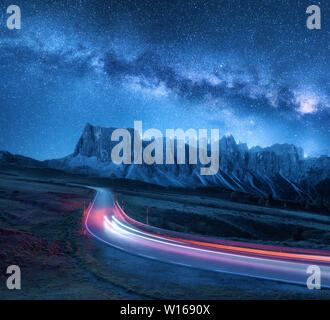 La Via Lattea su strada di montagna di notte in estate Foto Stock