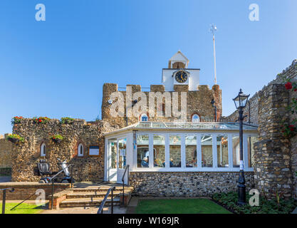 Cafe al Clock Tower, un edificio storico in Connaught giardini, Sidmouth, una piccola e rinomata costa sud cittadina balneare nel Devon, sud-ovest Inghilterra Foto Stock