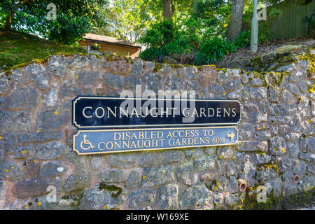 Nome sign su una parete d'ingresso di Connaught giardini, Sidmouth, una piccola e rinomata costa sud cittadina balneare nel Devon, sud-ovest Inghilterra Foto Stock