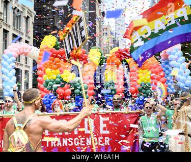 New York, NY, STATI UNITI D'AMERICA. Il 30 giugno, 2019. La città di New York orgoglio marzo sulla Fifth Avenue a New York City il 30 giugno 2019. Credito: Michael Brochstein/ZUMA filo/Alamy Live News Foto Stock