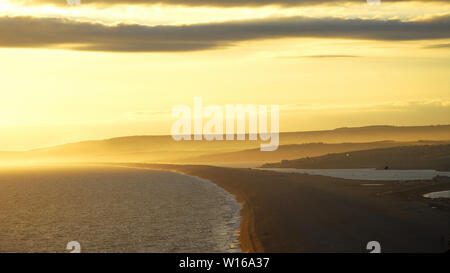 Chesil Beach. Il 30 giugno 2019. Magica misty, a bizzeffe, oltre Chesil Beach come il sole tramonta in dreamy Fortuneswell, Portland, Dorset. Credito: stuart fretwell/Alamy Live News Foto Stock