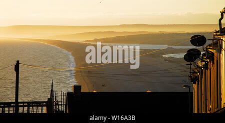 Chesil Beach. Il 30 giugno 2019. Magica misty, a bizzeffe, oltre Chesil Beach come il sole tramonta in dreamy Fortuneswell, Portland, Dorset. Credito: stuart fretwell/Alamy Live News Foto Stock