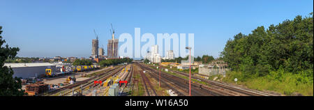 La modifica skyine di Woking, Surrey: tracce ferroviarie il piombo in gru a torre e il nuovo aumento elevato uso misto sviluppi nel centro della città Foto Stock