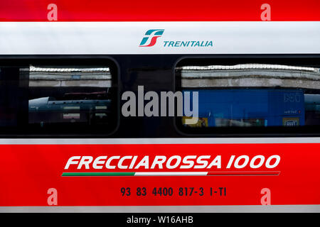 Frecciarossa 1000, treno italiano ad alta velocità, Trenitalia. Trasporto ferroviario italiano ed europeo ad alta velocità. Italia. Europa, UE. Foto Stock