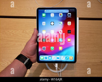 MONTREAL, Canada - 20 giugno 2019: Apple iPod PRO in una mano presso gli Apple store. Apple Inc. è una multinazionale americana tecnologia azienda con sede centrale in Foto Stock