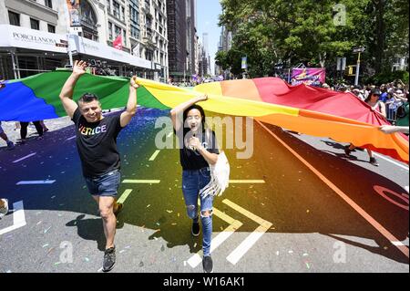 New York, NY, STATI UNITI D'AMERICA. Il 30 giugno, 2019. La città di New York orgoglio marzo sulla Fifth Avenue a New York City il 30 giugno 2019. Credito: Michael Brochstein/ZUMA filo/Alamy Live News Foto Stock