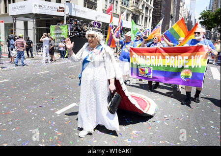 New York, NY, STATI UNITI D'AMERICA. Il 30 giugno, 2019. La città di New York orgoglio marzo sulla Fifth Avenue a New York City il 30 giugno 2019. Credito: Michael Brochstein/ZUMA filo/Alamy Live News Foto Stock