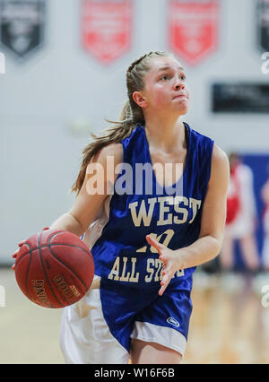 Azione di basket presso il Washington State 2A e 3A TUTTE LE Star Game in Liberty Lago, Washington. Foto Stock