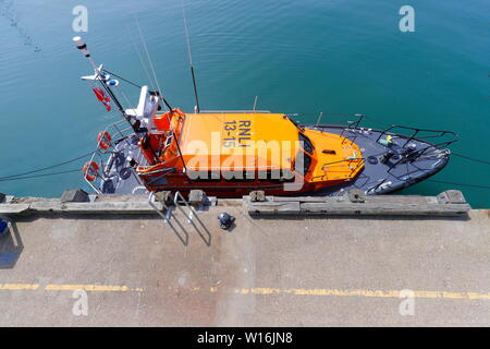 Scarborough RNLI scialuppa di salvataggio William Frederick Plaxton ormeggiata nel porto di Scarborough. Foto Stock