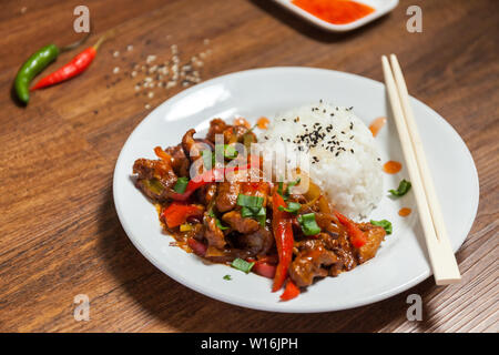 Dolce e aspro il pollo sul riso. Tipico piatto asiatico. Foto Stock