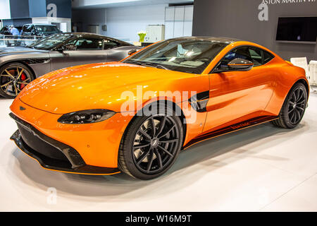 Poznan, Polonia, Marzo 2019 arancione Aston Martin V8 Vantage, Poznan International Motor Show, vetture da sogno, British due posti auto sportive da Aston Martin Foto Stock