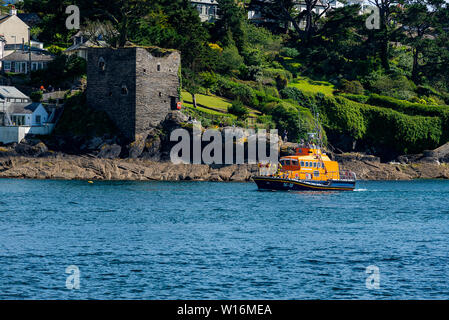 Foweys Trento classe scialuppa di salvataggio rubrica nuovamente dentro la scialuppa di salvataggio di una acqua punto di aggancio con l'equipaggio si fermò sulla parte anteriore. Foto Stock