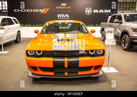 Poznan, Polonia, Marzo 2019: arancio metallico Dodge Challenger SRT Hellcat, Poznan International Motor Show, gen 3 muscle car prodotta da Dodge Foto Stock