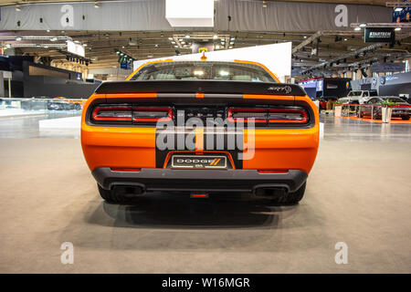 Poznan, Polonia, Marzo 2019: arancio metallico Dodge Challenger SRT Hellcat, Poznan International Motor Show, gen 3 muscle car prodotta da Dodge Foto Stock