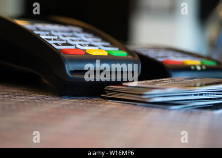 La macchina per le carte di credito su un foglio di calcolo elettronico con carte di credito Foto Stock