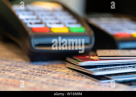 La macchina per le carte di credito su un foglio di calcolo elettronico con carte di credito Foto Stock