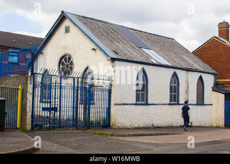 19 giugno il vecchio Disraeli Street Mission Hall appena fuori la Crumlin Road a Belfast Irlanda del Nord. Un segno del declino del cristianesimo tradizionale Foto Stock