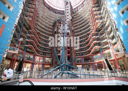 Interno del James R. Thompson Center atrium shopping mall Chicago IL USA Foto Stock