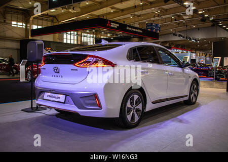 Poznan, Polonia, Marzo 2019 white Hyundai IONIQ elettrico, Poznan International Motor Show eco friendly macchina prodotta da sud coreano Hyundai Foto Stock