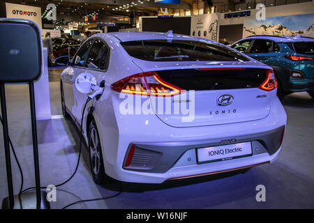 Poznan, Polonia, Marzo 2019 white Hyundai IONIQ elettrico, Poznan International Motor Show eco friendly macchina prodotta da sud coreano Hyundai Foto Stock