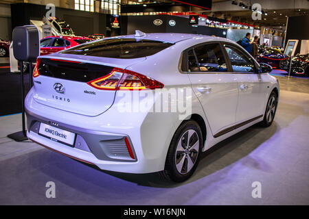 Poznan, Polonia, Marzo 2019 white Hyundai IONIQ elettrico, Poznan International Motor Show eco friendly macchina prodotta da sud coreano Hyundai Foto Stock