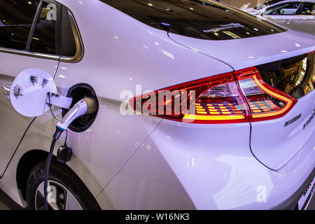 Poznan, Polonia, Marzo 2019 white Hyundai IONIQ elettrico, Poznan International Motor Show eco friendly macchina prodotta da sud coreano Hyundai Foto Stock
