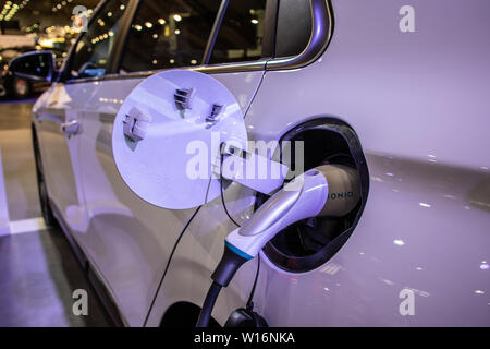 Poznan, Polonia, Marzo 2019 white Hyundai IONIQ elettrico, Poznan International Motor Show eco friendly macchina prodotta da sud coreano Hyundai Foto Stock