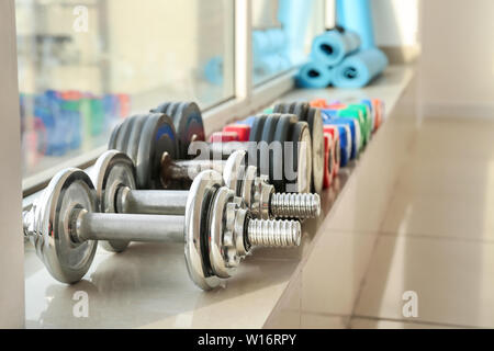 Molti pesi nella palestra Foto Stock