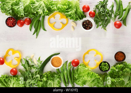 Le erbe fresche con spezie e verdure su sfondo bianco Foto Stock