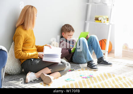 Psicologo femmina lavora con ragazzo affetti da disturbo autistico Foto Stock