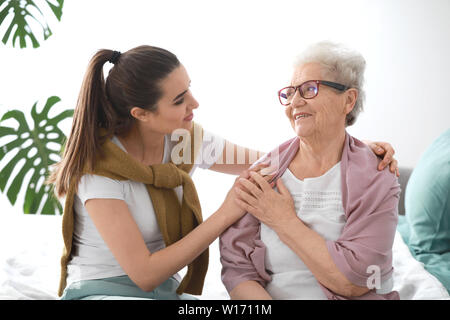 Il caregiver con senior donna nella casa di cura Foto Stock