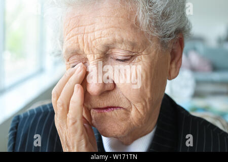 Ritratto di triste senior donna nella casa di cura Foto Stock