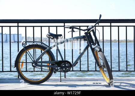 Moderne biciclette parcheggiate sul terrapieno Foto Stock