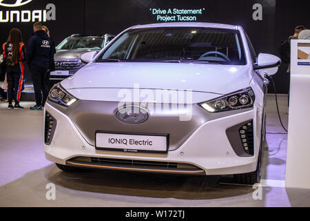 Poznan, Polonia, Marzo 2019 white Hyundai IONIQ elettrico, Poznan International Motor Show eco friendly macchina prodotta da sud coreano Hyundai Foto Stock