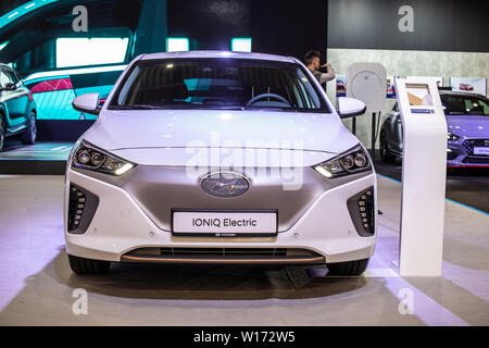 Poznan, Polonia, Marzo 2019 white Hyundai IONIQ elettrico, Poznan International Motor Show eco friendly macchina prodotta da sud coreano Hyundai Foto Stock