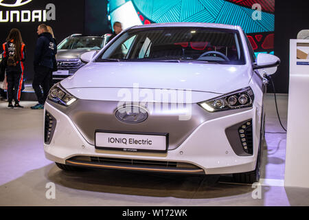 Poznan, Polonia, Marzo 2019 white Hyundai IONIQ elettrico, Poznan International Motor Show eco friendly macchina prodotta da sud coreano Hyundai Foto Stock
