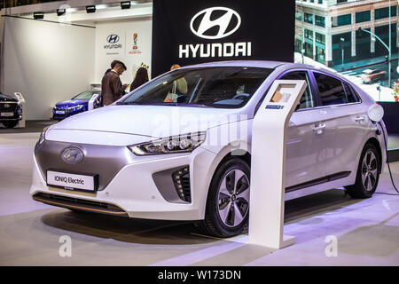 Poznan, Polonia, Marzo 2019 white Hyundai IONIQ elettrico, Poznan International Motor Show eco friendly macchina prodotta da sud coreano Hyundai Foto Stock