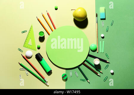 Scuola di differenti articoli di cancelleria e la scheda vuota sul colore di sfondo Foto Stock